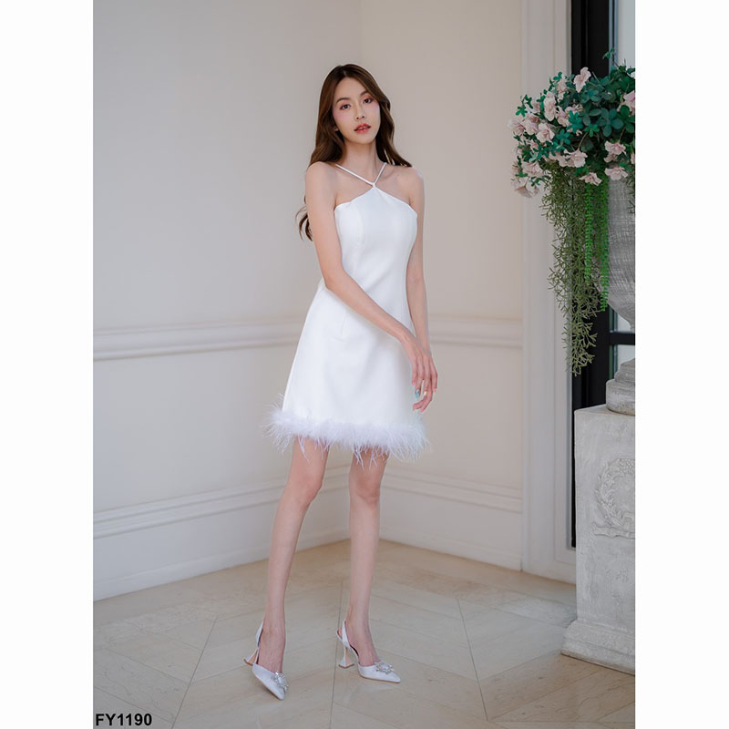 kudapy มินิชุดเดรสสั้นสีชมพู/สีขาว ออกงานเว้าไหล่ แต่งปลายขนนก ผูกเชือกข้างหลัง