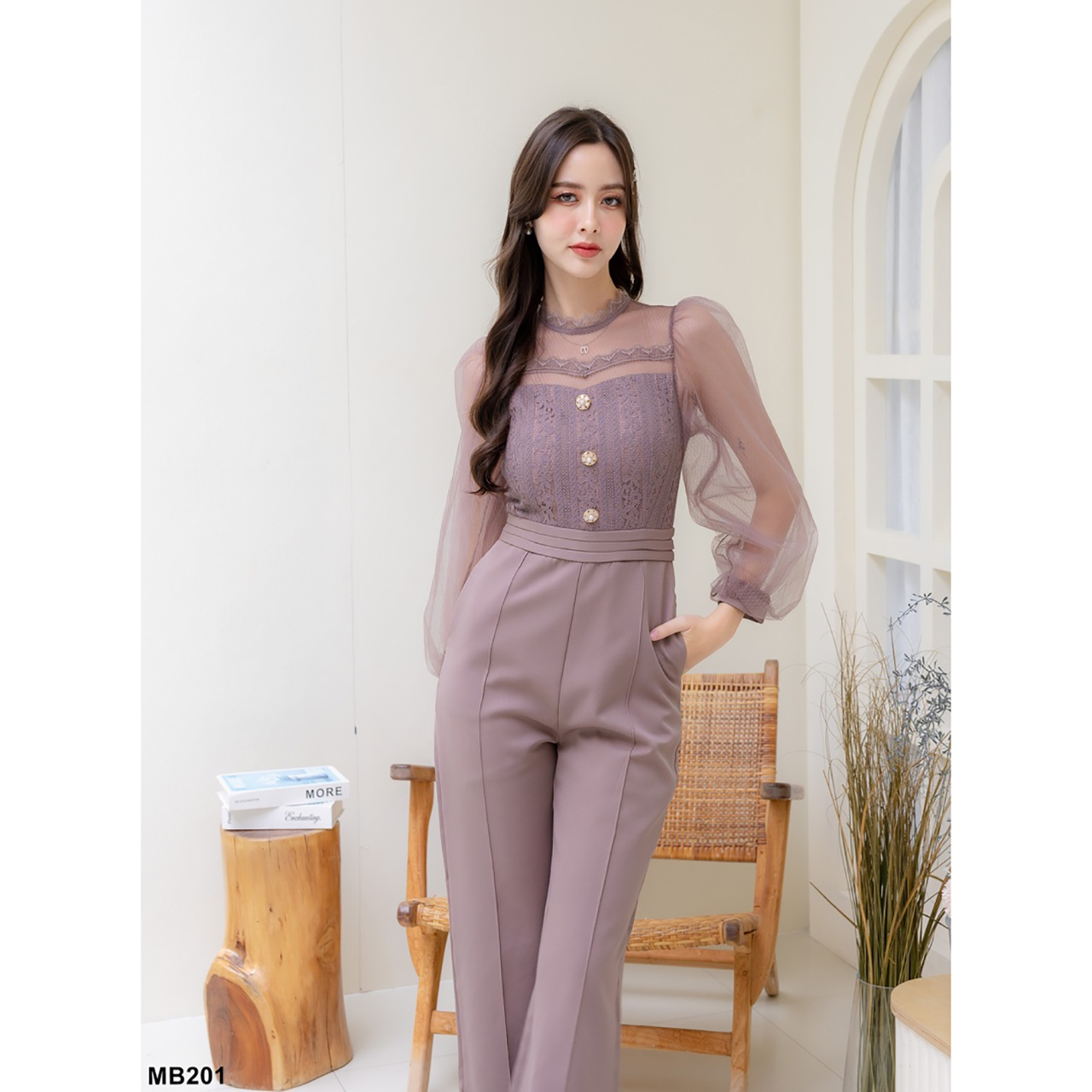 kudapy จั้มสูทกางเกงขายาว แต่งผ้าชีฟอง คอกลมทรงสูง ใส่ไปทำงานได้ลุคคุณหญิงคุณใจ