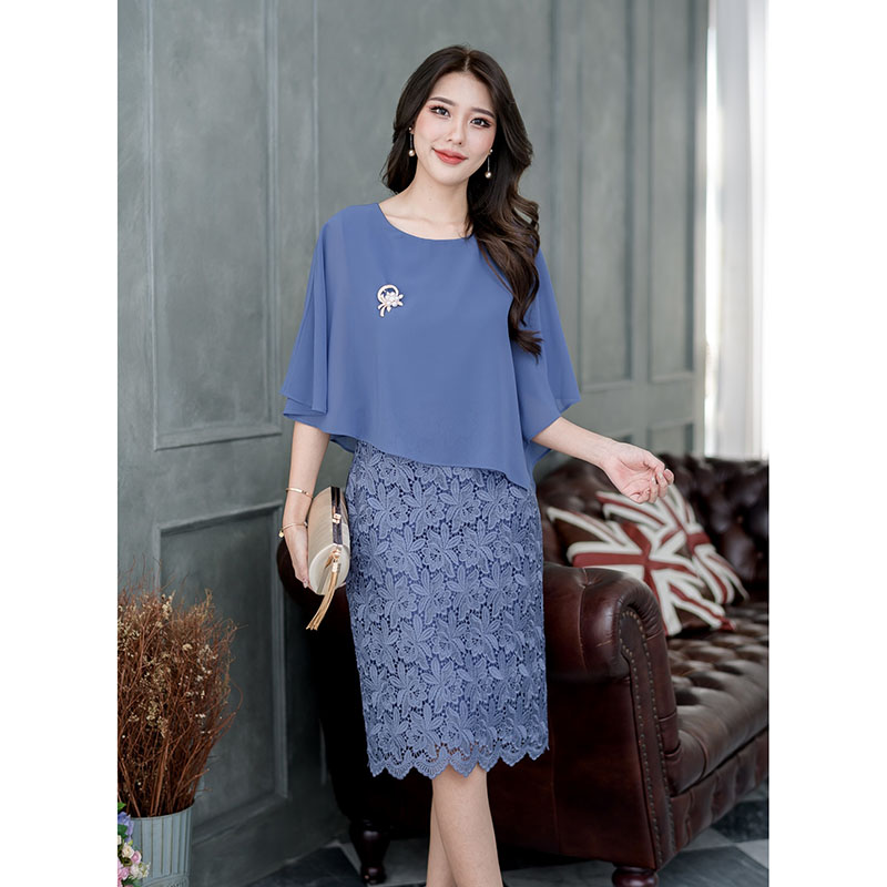 kudapy เดรสสั้นสีม่วง/สีฟ้าคราม ลูกไม้เงาเนื้อดี ทอลายสวยๆ ดีไซน์ตัดเย็บเป็นกระโปรงทรงตรง ด้านบนเป็นผ้าชีฟองเย็บคลุมทั้งตัวเป็นงานปีกผีเสื้อ