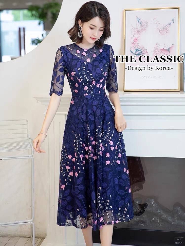 kudapy เดรสยาวงานปักดอกไม้ ใช้ผ้าเนื้อดีปักลวดลายดอกไม้เล็กๆหลากสี กระจายทั้งตัว ช่วงอกซีทรูเล็กน้อย