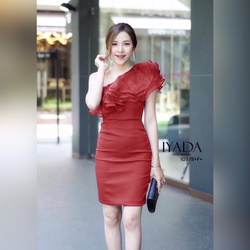 kudapy เดรสระบายเฉียงไหล่เดียว แต่งระบายผ้าแก้ว ตัวเดรสงานผ้าซาร่ามีซิปข้าง