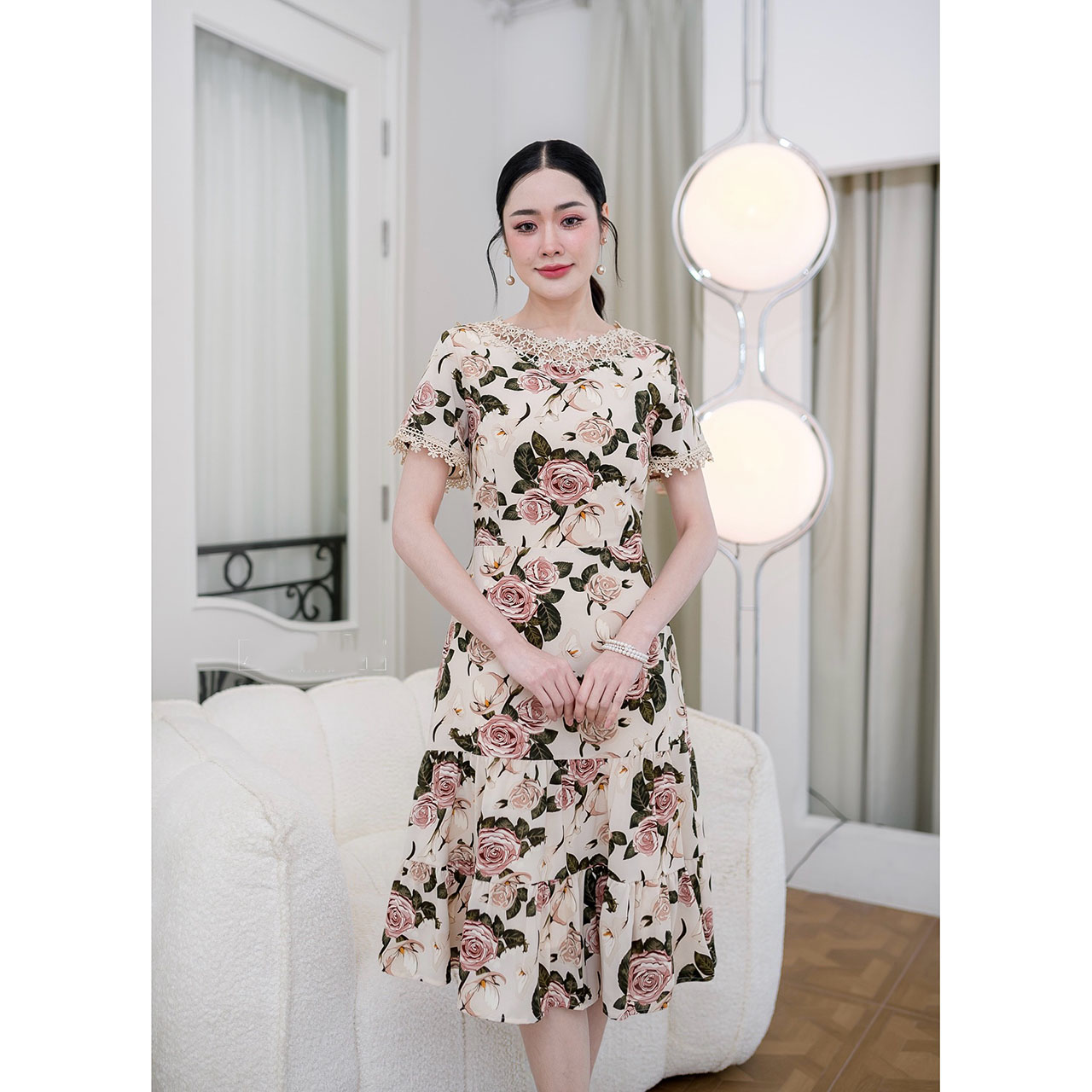 kudapy เดรสสั้นสีดำ/สีครีม ผ้าพิมพ์ลายกุหลาบ เนื้อผ้าเย็นลื่นเย็นใส่สบาย รอบคอตกแต่งด้วยแผงคอลูกไม้สวยหวาน ปลายแจนแต่งด้วยลูกไม้น่ารัก