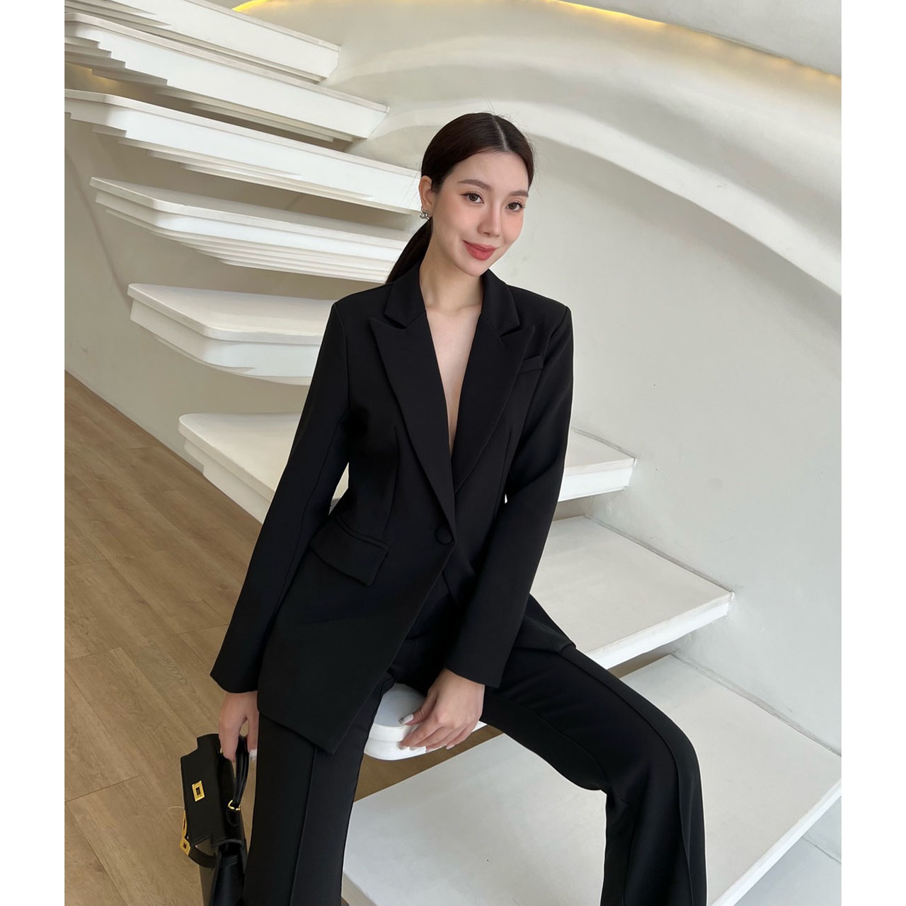 kudapy setsuit เสื้อ+กางเกง ตัวเสื้อออกแบบให้มีกระดุมปั้มผ้าเดียวกับสูท 1 เม็ดติดได้จริง กระเป๋าจริง มีซับในทั้งตัว