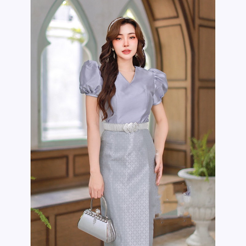 kudapy ชุดไทยผ้าไหมสีเทาสวยหรู จีบไหล่ยกตั้งขึ้น มีซิปซ่อนหลัง ตัดเย็บด้วยผ้าไหมอิตาลีอัดกาว มาพร้อมกับผ้าถุงไหมกวินตราทอเครื่อง ลายไทย