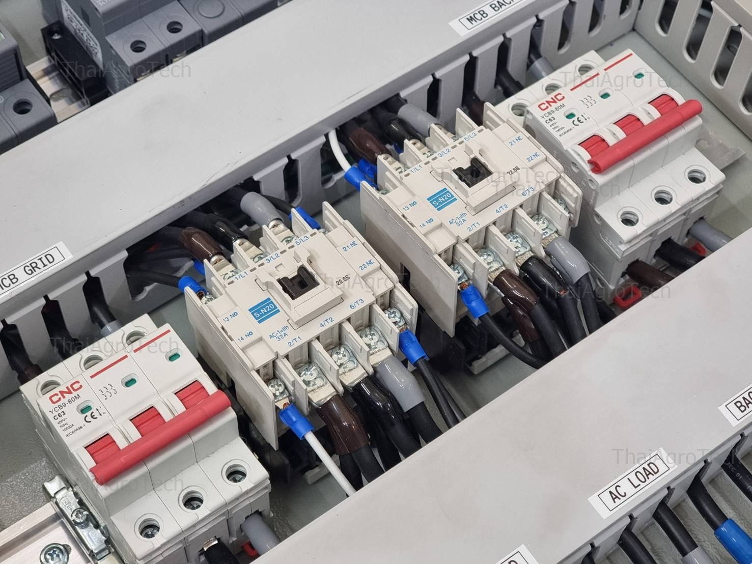 ตู้คอมบายเนอร์แบบไฮบริด 2สตริง 3เฟส Hybrid Off-Grid ขนาด 10kw-20Kw MCCB, RCBO, DC 2string ATS (Magnetic switch) แมกเนติก สวิตซ์ 100A (3Phase) ระบบโซล่าเซลล์ ไฮบริด AC-DC Hybrid combiner 2 string with ATS (Magnetic switch)