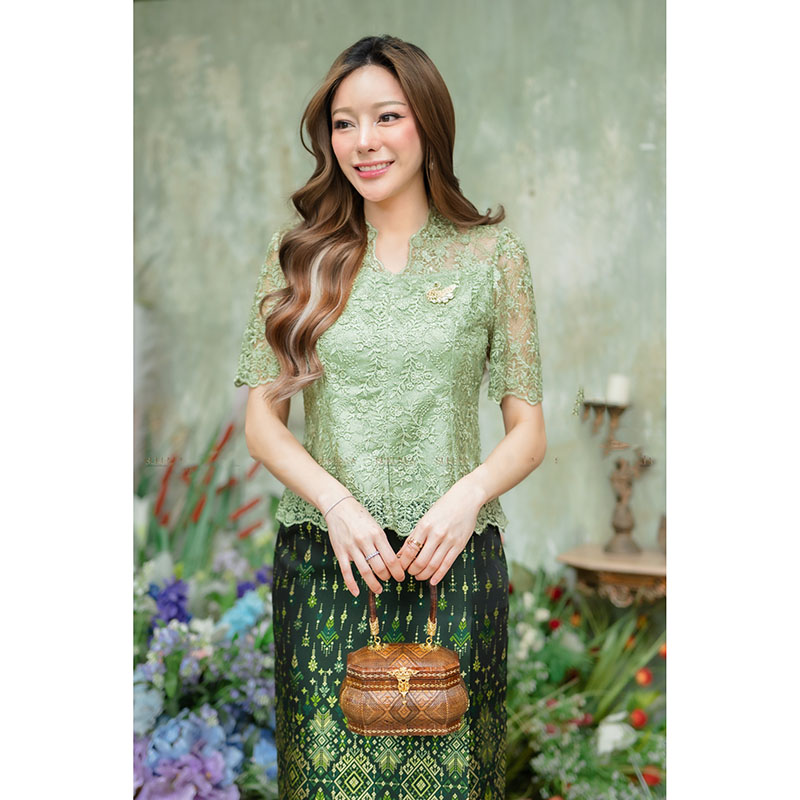 kudapy เซ็ทเสื้อลูกไม้คอวี แขนสั้นสีเขียว/สีเหลืองทอง/สีชมพู+ผ้าถุงผ้าไหมสวยดูดี ใส่ออกงาน งานเสื้อพรีเมี่ยมสุดๆ