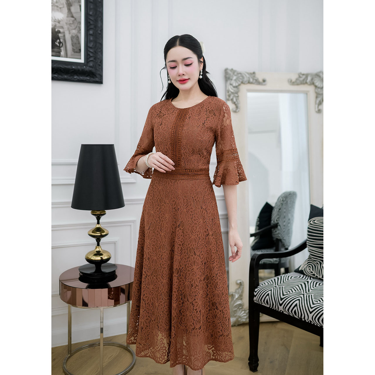 kudapy เดรสยาวสีกรม/สีน้ำตาล ผ้าลูกไม้ทั้งชุด แต่งคาดด้วยลูกไม้ช่วงเอว และแขนแต่งระบาย