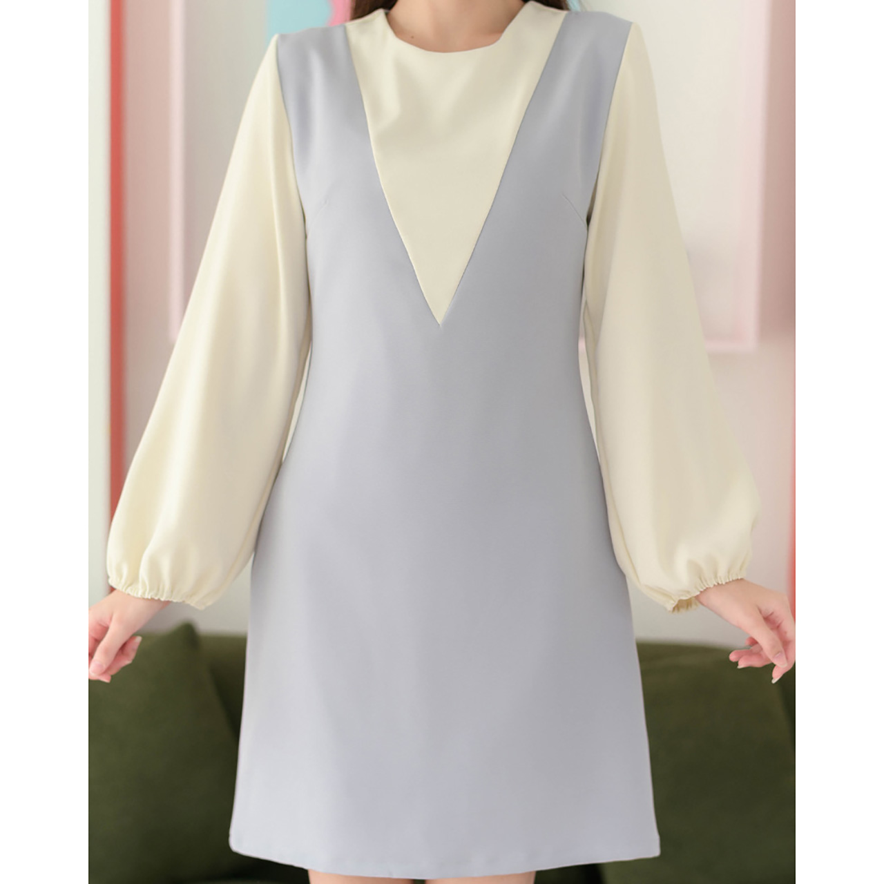 kudapy เดรสคอกลมแขนยาว ดีไซน์ตัดต่อเหมือนใส่เอี๊ยมคอวีทรงลึกเล่นสีทูโทนพาสเทล รูดจั๊มที่ปลายแขนให้พองเบาๆ