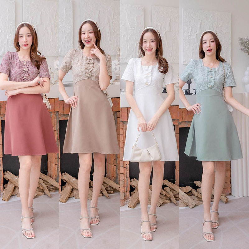 kudapy เดรสสั้นสีน้ำตาล/สีขาว/สีเขียว/สีชมพูแต่งผ้านู้นลายดอกไม้ ที่อกพร้อมกระดุมแต่ง เรียบหรู