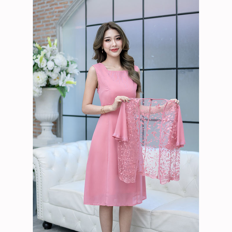 kudapy เดรสสั้นสีชมพู/สีฟ้าคราม 2 ชิ้น ด้านในเป็นเดรสแขนกุด ตกแต่งเพชรช่วงคอเพิ่มความหรูหรา ด้านนอกเป็นผ้าลูกไม้เงาแต่งแขนชิฟฟ่อน