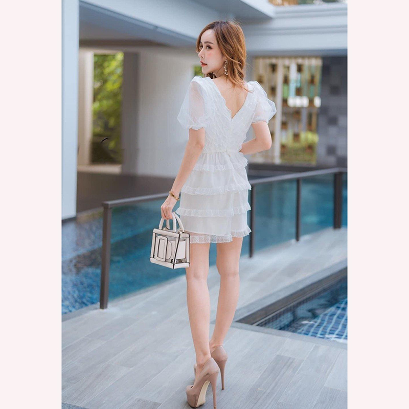 kudapy จั้มสูทสีขาวดีเทลน่ารัก คอวี แขนตุ๊กตาพองๆ เย็บแต่งระบาย งานมาพร้อมซับในตัว