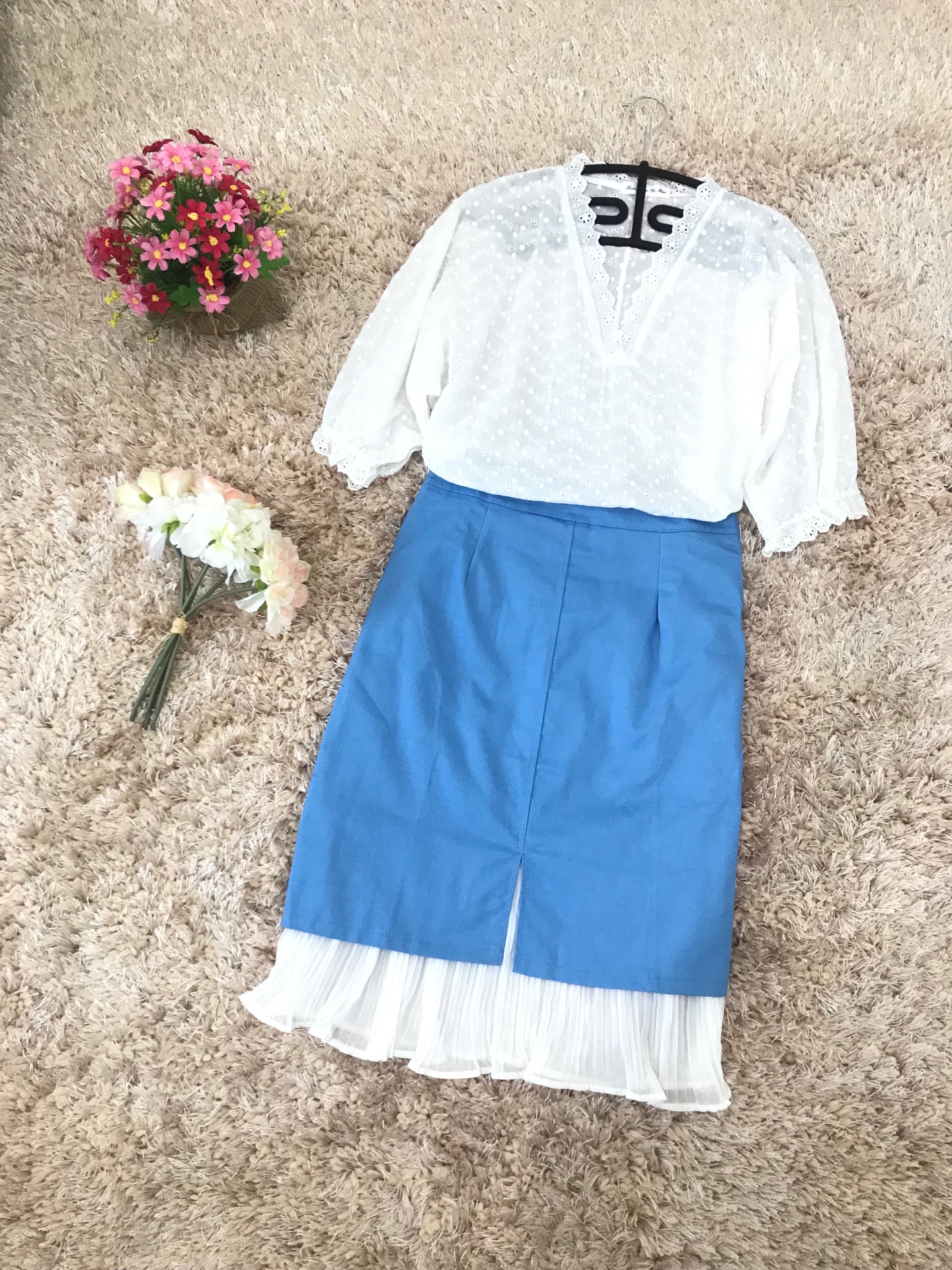 ชุดเซ็ท 2 ชิ้น เสื้อลูกไม้ฉลุสีขาว+กระโปรงสีฟ้าแต่งระบาย ทรงน่ารักมากๆๆค่ะ M L