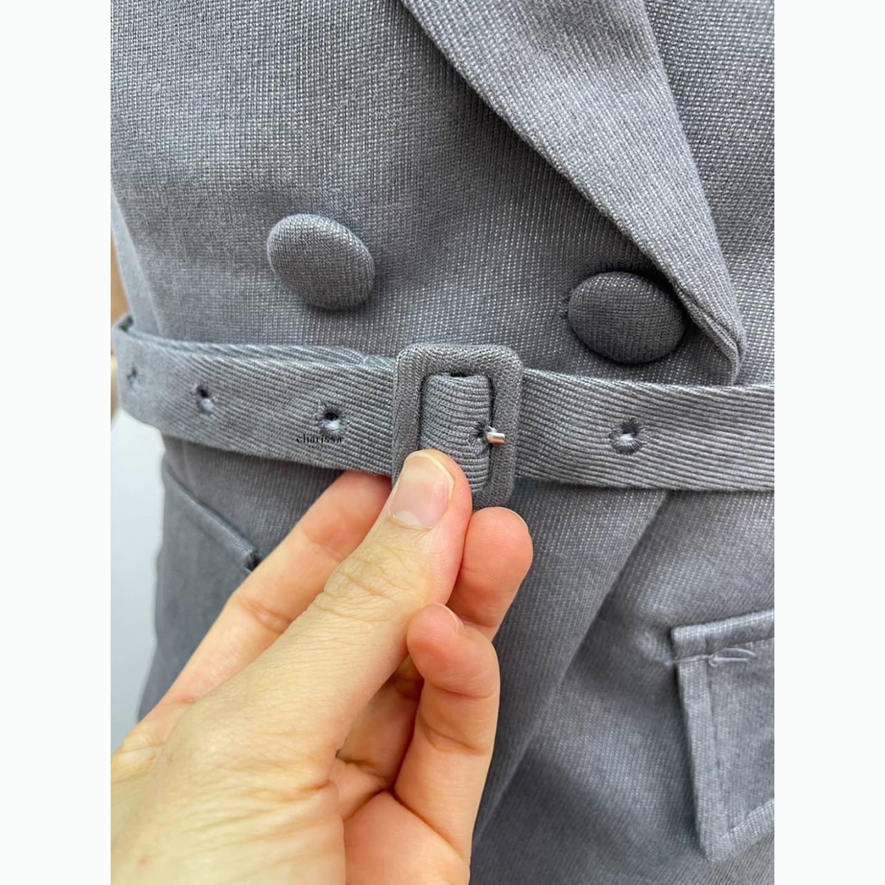 kudapy เซ็ทเสื้อแขนกุดทรงเข้ารูปมาพร้อมกับกระโปรงทรงยาว วเสื้อเก็บทรงเข้ารูปสวย กระดุมปั้มติดได้จริง2เม็ด แต่งกระเป๋าหลอกซ้ายขวา