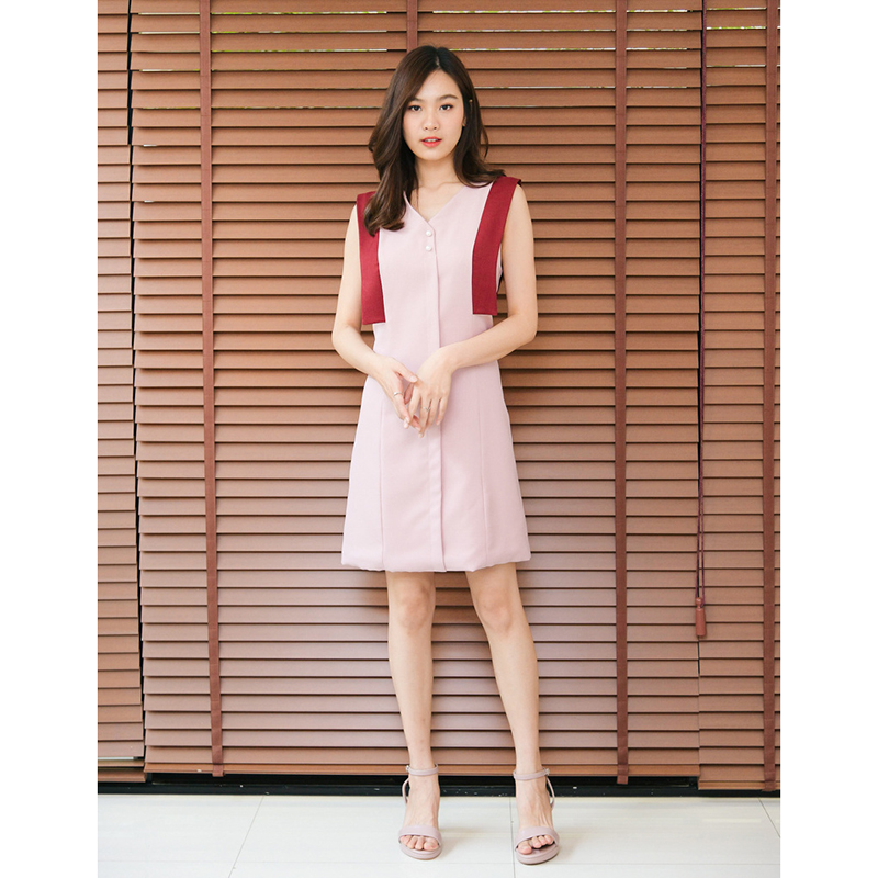 kudapy เดรสสั้นสีครีม สีชมพู ตัดต่อเลเยอร์เล่นแถบด้านข้างลำตัว รอบนี้ใช้คู่สีใหม่อีกแล้ว