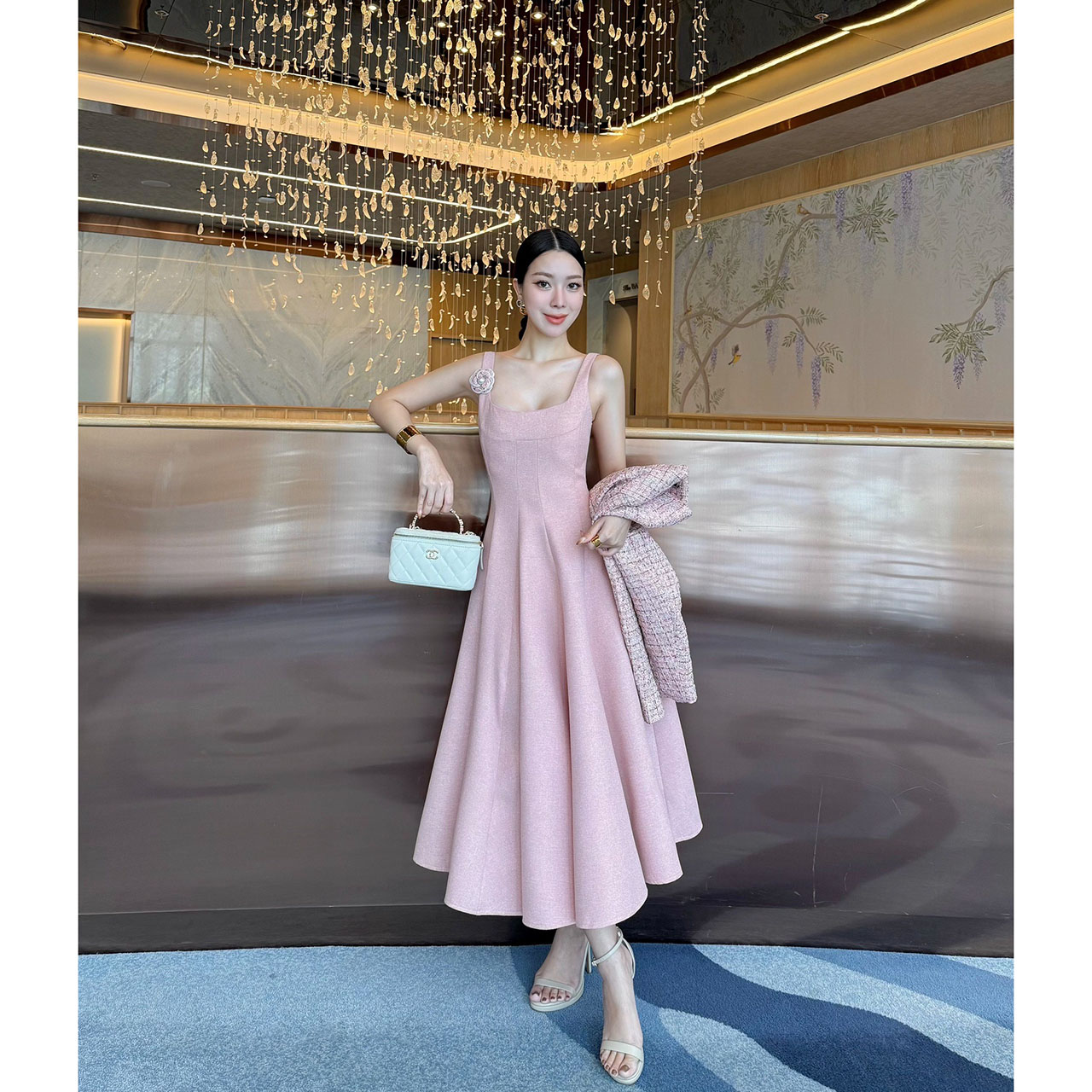 kudapy เดรส+เสื้อครอป+เข็มกลัดดอกไม้ ผ้าพรีเมี่ยมทวิตที่ เดรสเป็นทรงเข้ารูปช่วงเอว มีความพองช่วงล่างน่ารักมาก ซิปซ่อนด้านหลัง มีซับใน