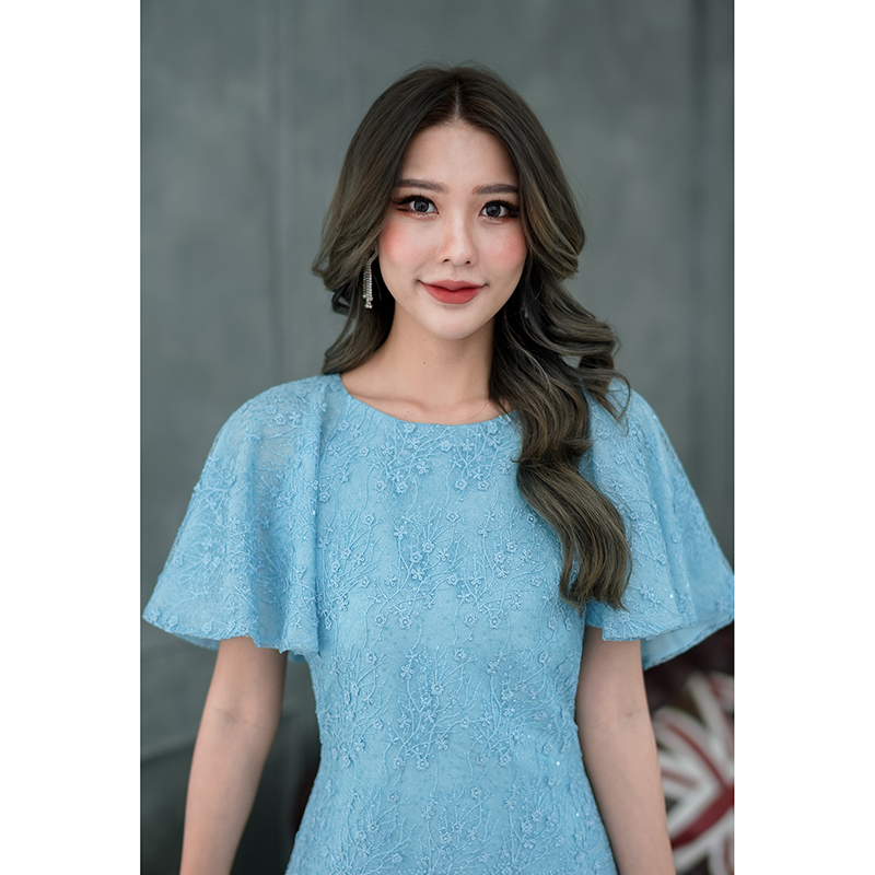 kudapy เดรสสั้นสีชมพู/สีฟ้า ลูกไม้ผ้าไหมญี่ปุ่น เป็นงานแขนระบายปีกผีเสื้อพองระบายดูหรู กระโปรงผ้าไหมญี่ปุ่น รุ่นนี้ออกงานมงคล