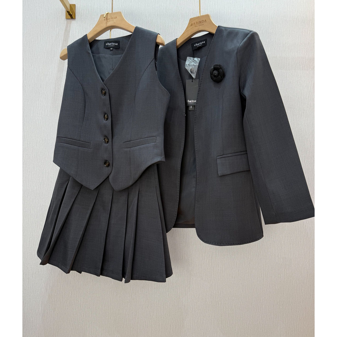 kudapy เซ็ท 4 ชิ้น เสื้อสูท+เสื้อ vestด้านใน +กระโปรง(กางเกงเป็นซับใน)+เข็มกลัดดอกไม้ ใช้ผ้าเดียวกันทั้งเซ็ท ตัวเสื้อสูทมีซับในอย่างดี