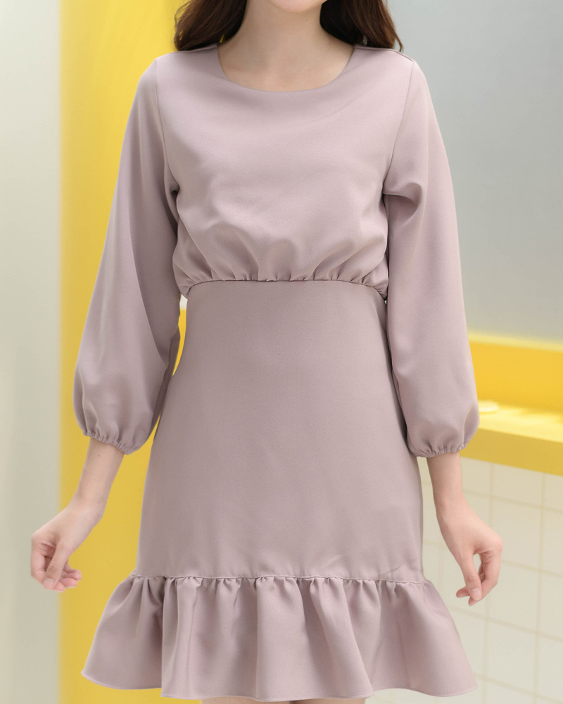 kudapy เดรสแขนยาวคอกลม จั๊มที่ปลายแขนเบาๆ รูดเอวเพิ่มเลเยอร์เก๋ๆ แต่งระบายชายพลิ้ว ผ้าใส่สบาย