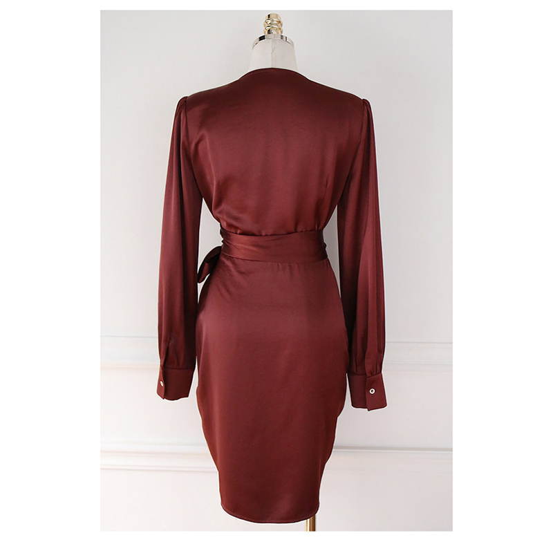 kudapy เดรสสั้นออกงานสีแดงเข้ม ผ้าไนลอนคอวีแขนยาว ผ้าทิ้งตัวมีน้ำหนัก ทรงทบหน้าผูกเอว สวยเหมือนแบบ