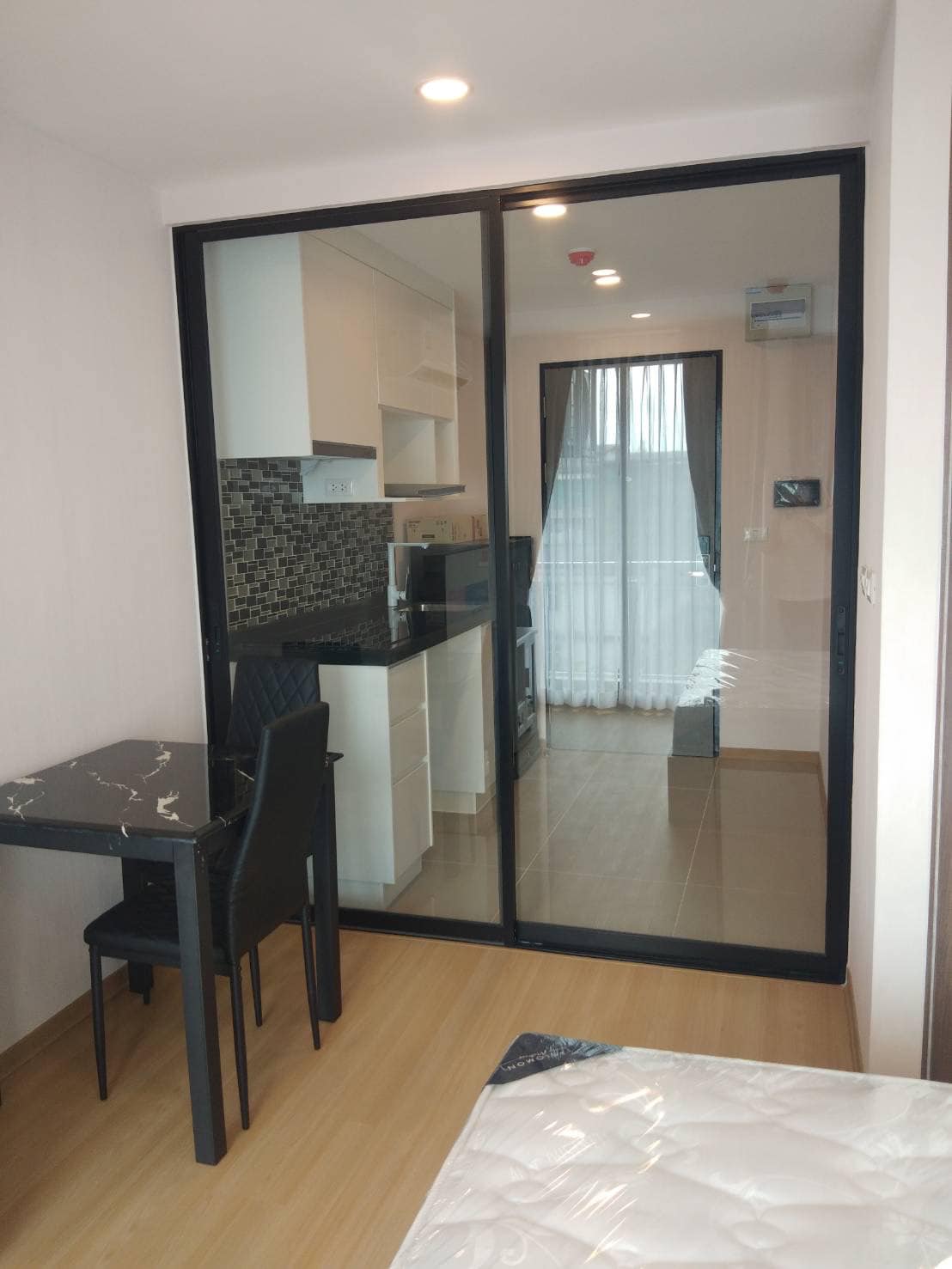 สนใจชมห้องติดต่อได้เลย Line ID: Smile-easy ปล่อยเช่าคอนโด Bangkok Horizon Petchkasem (แบงก์คอก ฮอไรซอน เพชรเกษม) - Stuio 1ห้องน้ำ 1ห้องครัว - ใกล้ MRT เพรชเกษม 48 - ขนาดห้อง 25 ตรม. ชั้น 5