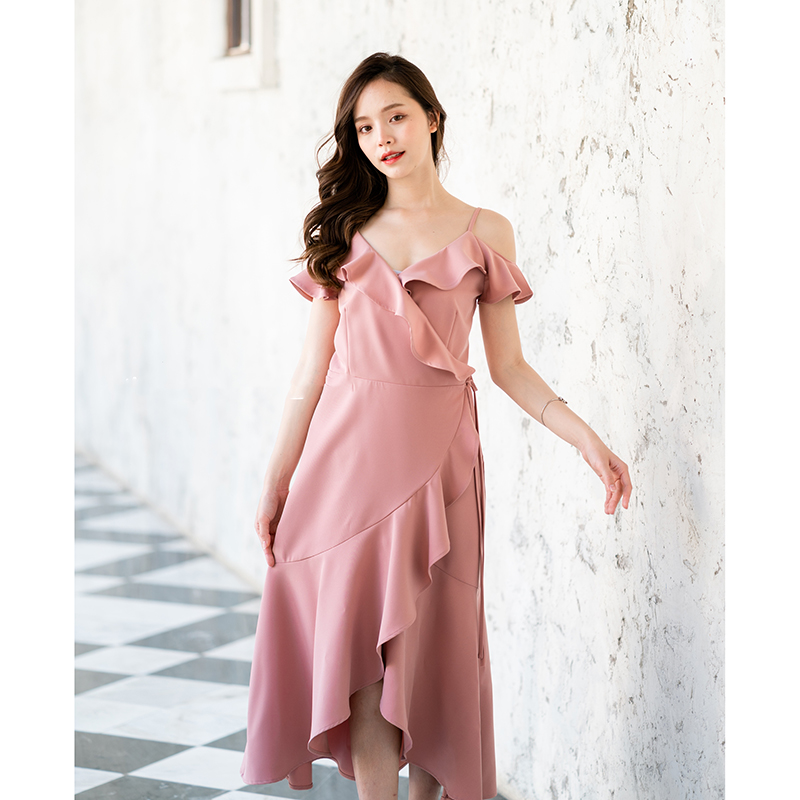 kudapy เดรสยาวสีชมพูกลีบบัว/สีกรม/สีครีม/สีน้ำตาลอมส้ม เป็นแบบเปิดไหล่มีสายเดียว เล่นเลเยอร์ลงมาที่ช่วงกระโปรง
