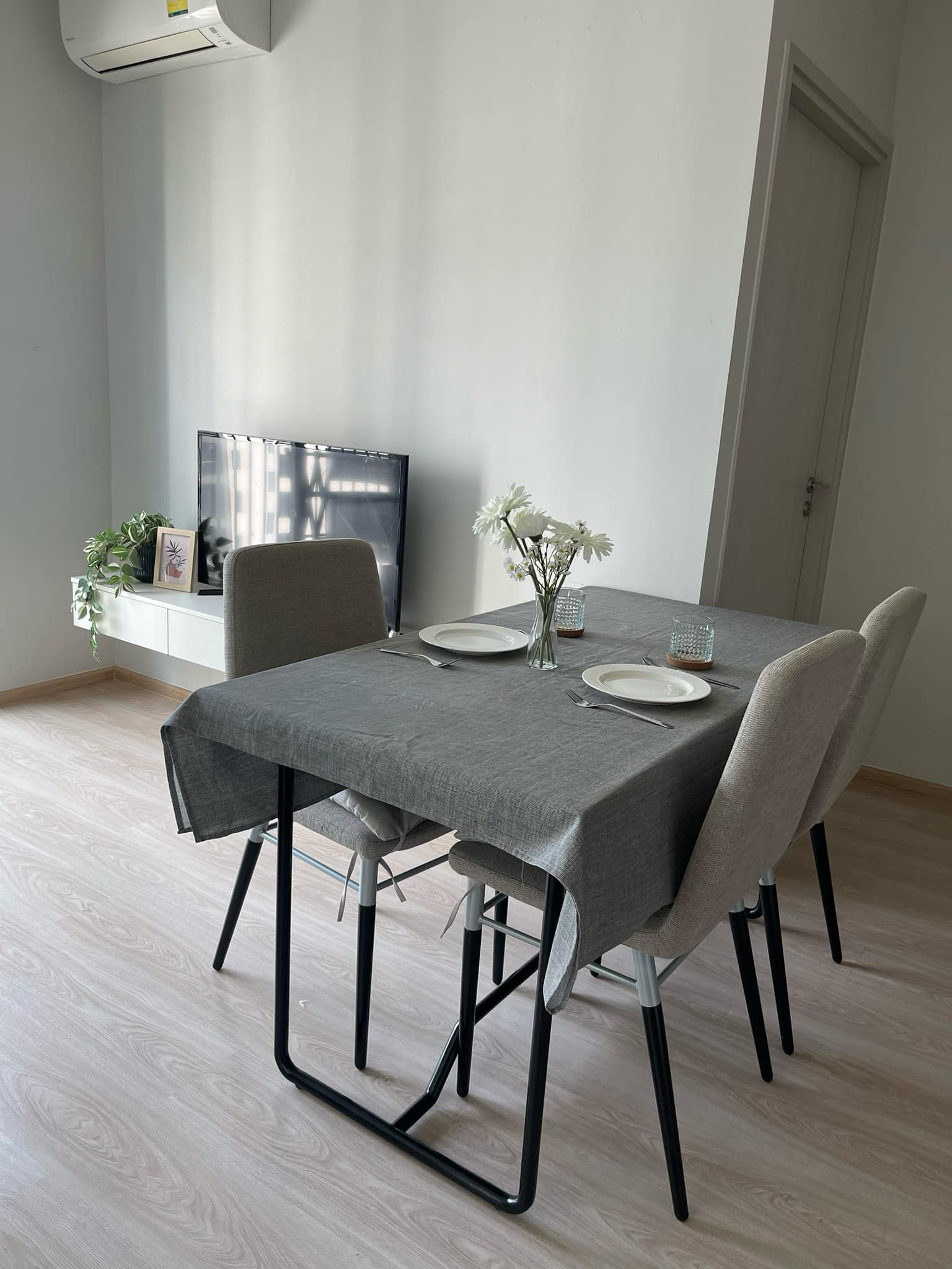 ให้เช่าคอนโด Noble Revolve Ratchada 2 (โนเบิล รีวอลฟ์ รัชดา 2) - ตกแต่งเฟอร์ครบ 2ห้องนอน1ห้องน้ำน่าอยู่ - การเดินทาง: MRT ศูนย์วัฒนธรรม 100m.