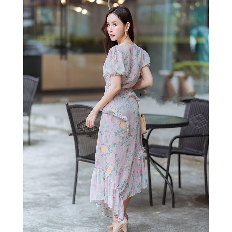 kudapy แม็กซี่เดรสผ้าพริ้วพิมพ์ลายดอกไม้ คอวีทบ แขนตุ๊กตา กระโปรงผ่า ขลิบขอบแต่งระบาย สวยสะพรึง