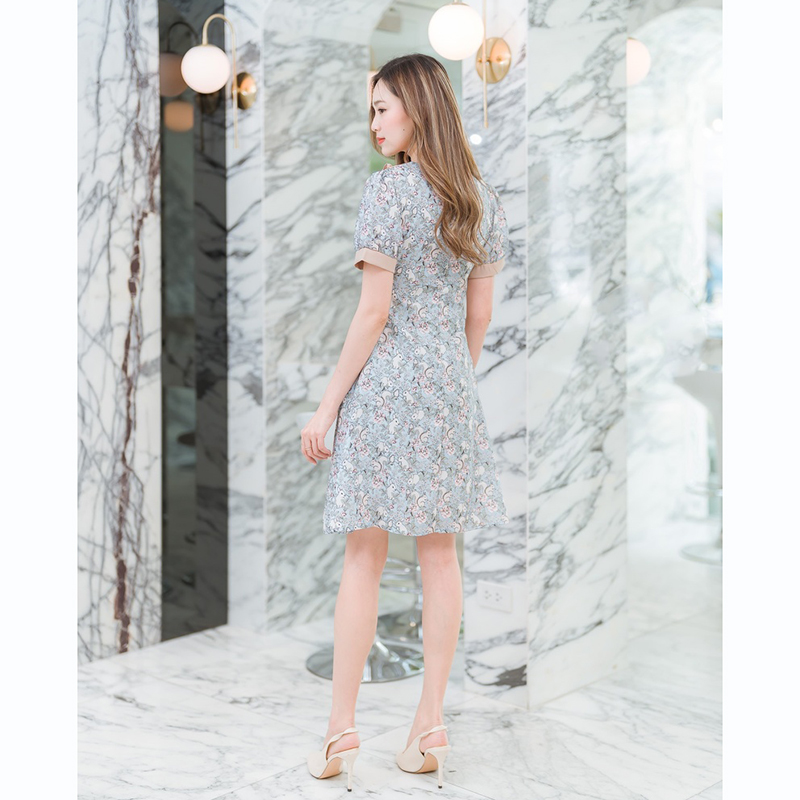 kudapy เดรสสั้นคอกลมสีฟ้า/สีดำ/สีชมพู ใส่ทำงานลายดอกปกคอบัวแขนจั๊ม ลายดอกไม้แต่งเชื่อกผูกโบด้านหน้า สวยดูดี