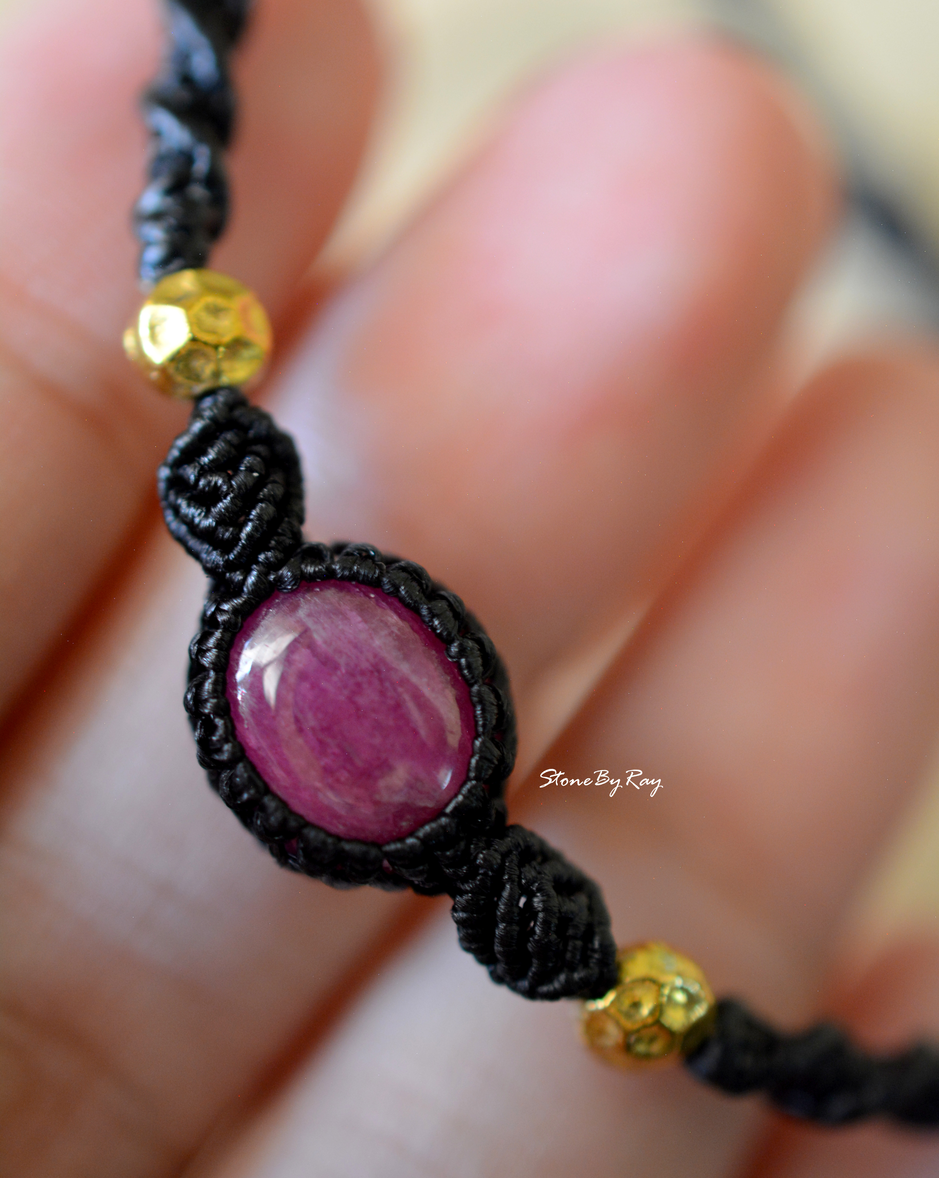 สร้อยข้อมือเชือกถักกับพลอยทับทิม(Ruby)