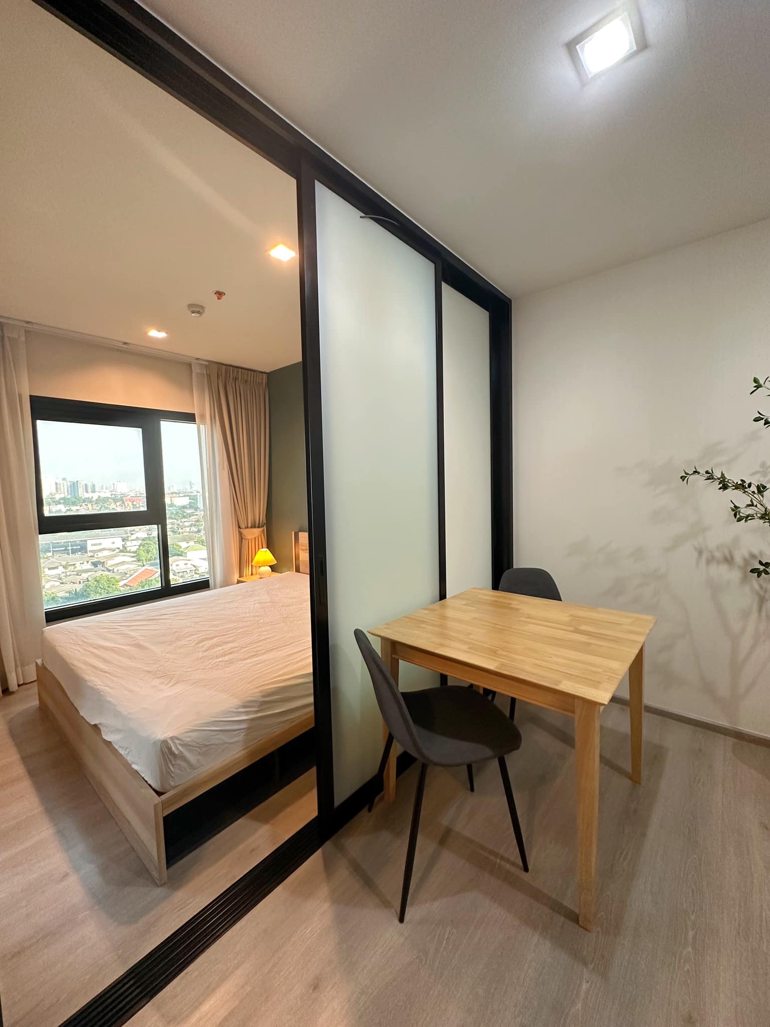 ให้เช่าคอนโด The Base Phetkasem (เดอะ เบส เพชรเกษม) - ตกแต่งเฟอร์ครบน่าอยู่มีเครื่องซักผ้า - การเดินทาง: ใกล้รถไฟฟ้า MRT เพชรเกษม 48