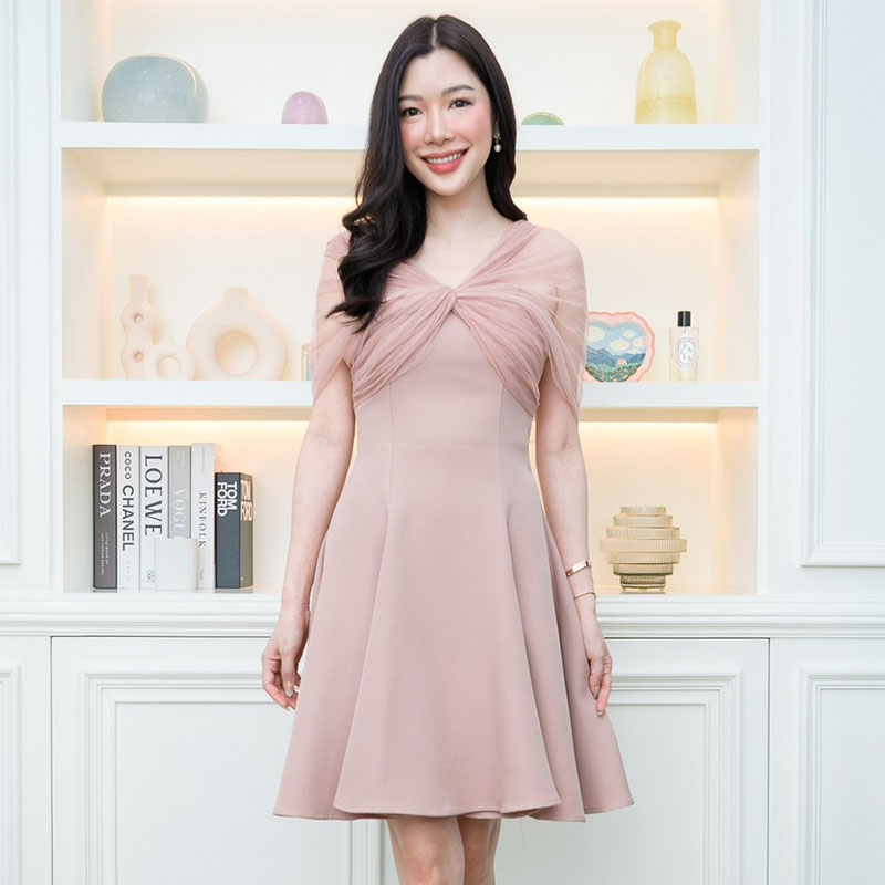 kudapy เดรสสั้นออกงานสีน้ำเงินกรมท่า/สีน้ำตาล/สีสีชมพูนู้ด ปาดไหล่แต่งผ้าซีทรู