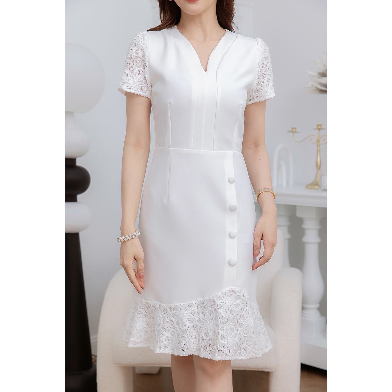 kudapy เดรสสั้นสีขาว/สีดำ ผ้าพื้นตัดต่อผ้าลูกไม้พรีเมียม สวยเรียบหรู ตัดต่อลูกไม้ช่วงแขนและระบายชายกระโปรง ตัวผ้าลูกไม้จะเป็นลายเส้นมีเทคเจอร์ทอลงบนลูกไม้