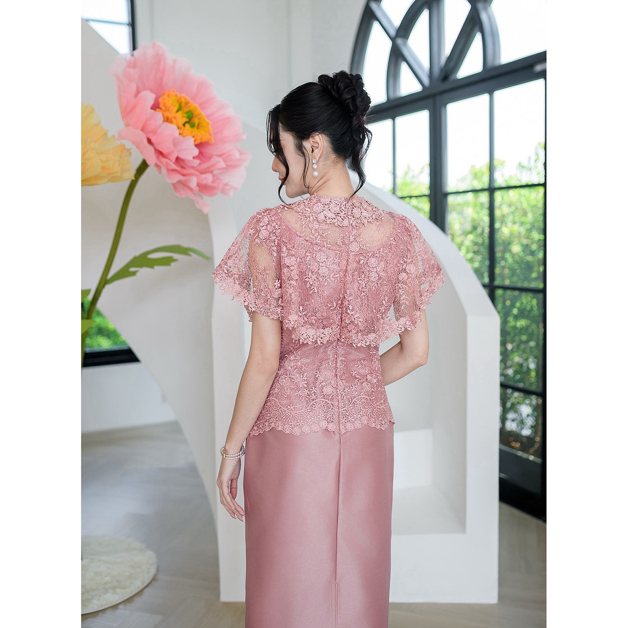 kudapy เดรสยาวลูกไม้ผ้าไหมคลุมไหล่ระบาย แต่งรอบคอด้วยลูกไม้สวยหรู กระโปรงเป็นงานผ้าไหมญี่ปุ่น