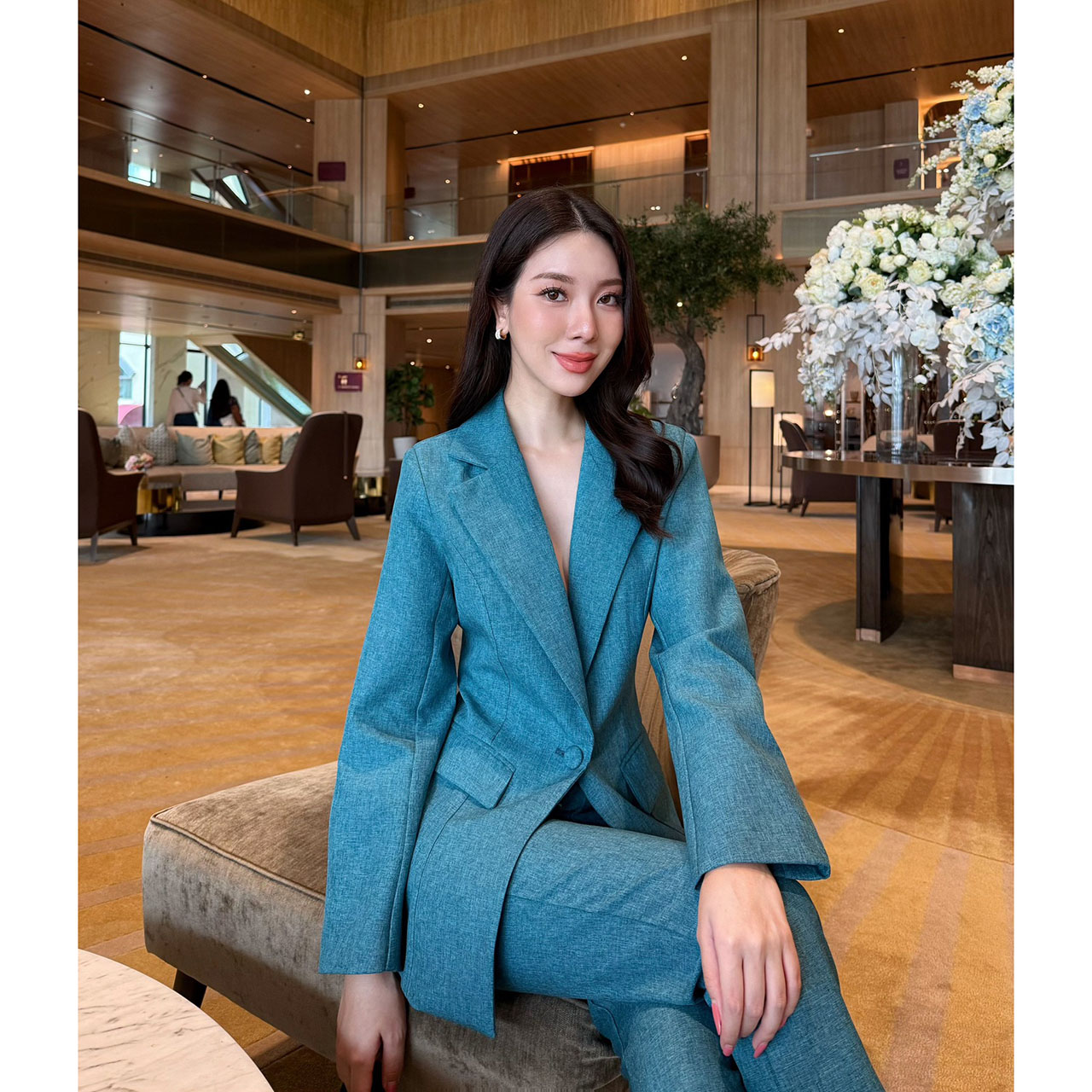 kudapy ชุดสูท สวยคลาสสิคแมทซ์ง่าย คล่องตัว เสื้อสูทมีซับในอย่างดี แต่งกระดุมปั้มผ้าเดียวกับสีชุด มาคู่กับกางเกงขายาวทรงกระบอกเล็กใส่สบาย