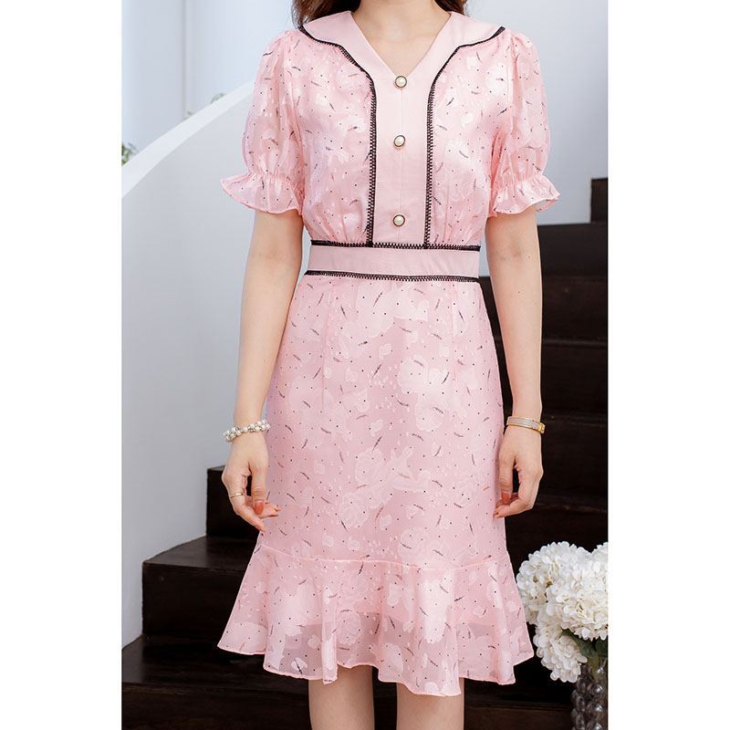 kudapy เดรสสีขาว/สีชมพูโอรส ผ้าญี่ปุ่นทอพิมพ์ลาย เนื้อผ้ามีเทคเจอร์ ทอเป็นดอก แต่งลูกไม้เส้นตัดขอบคอบเอวและอก แต่กระดุมมุก