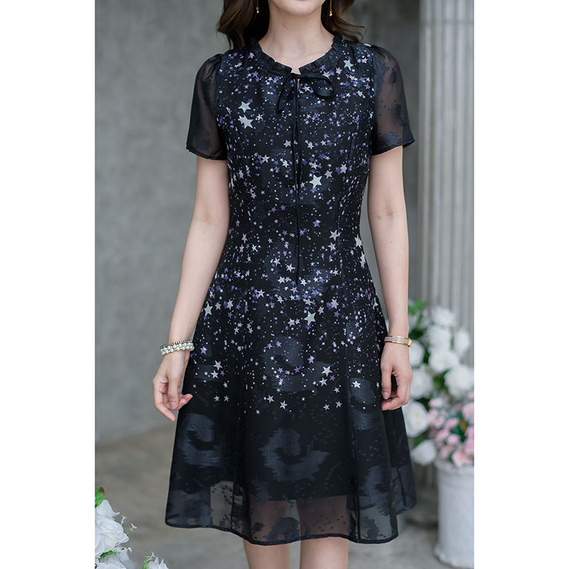 kudapy เดรสั้นสีดำ/สีขาวอมครีม สลายกาแล็กซีดวงดาว เป็นผ้ามีเทคเจอร์นำมาพิมพ์ลาย พิมพ์แบบให้เป็นเชิงช่วงตัว เว้นว่างช่วงปลายกระโปรงทำให้ไม่ดูลายเกินไป