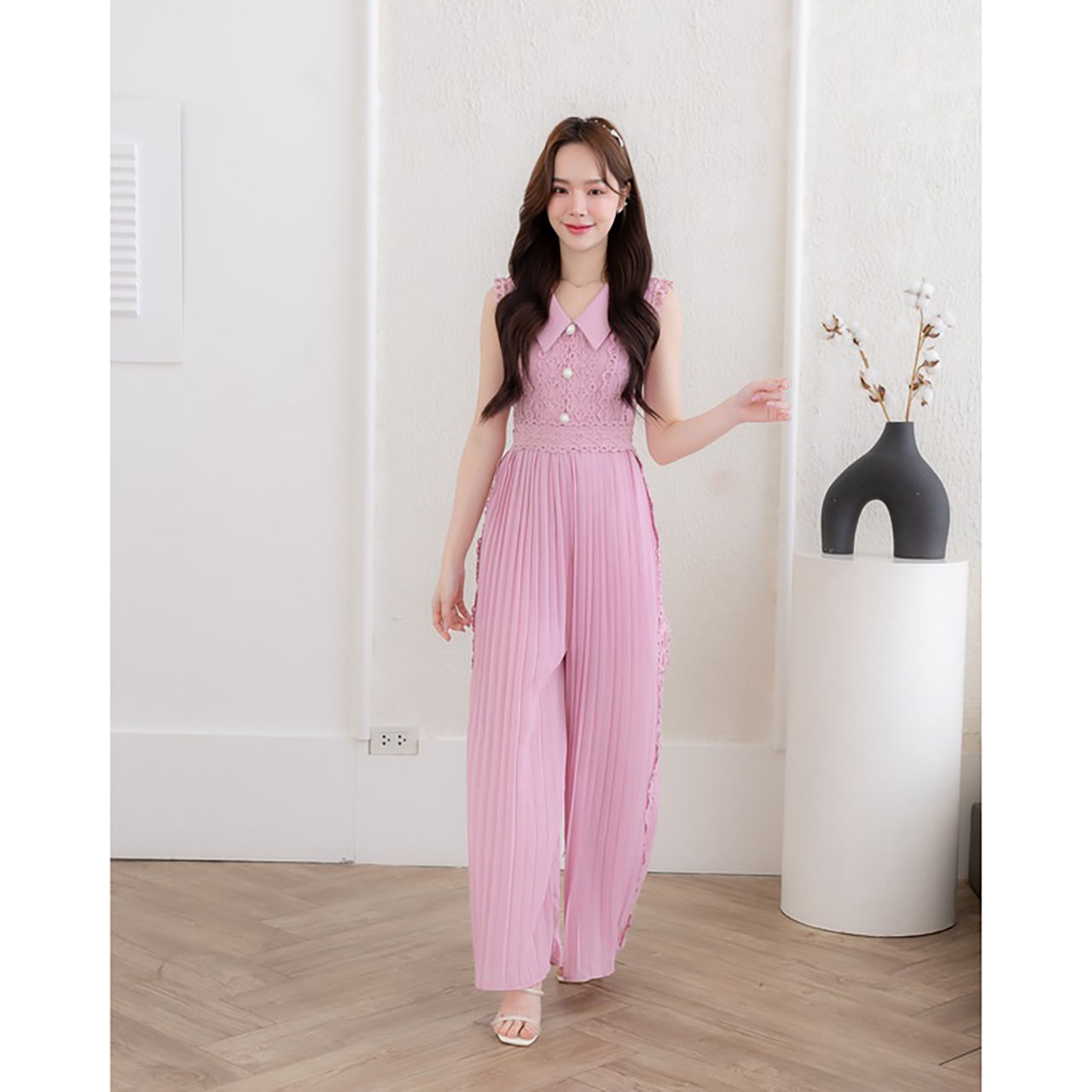 kudapy จั้มสูทขายาวสีชมพู/สีขาว กางเกงอัดพีช ลูกไม้สวย แขนกุด คอปก ใส่สบาย