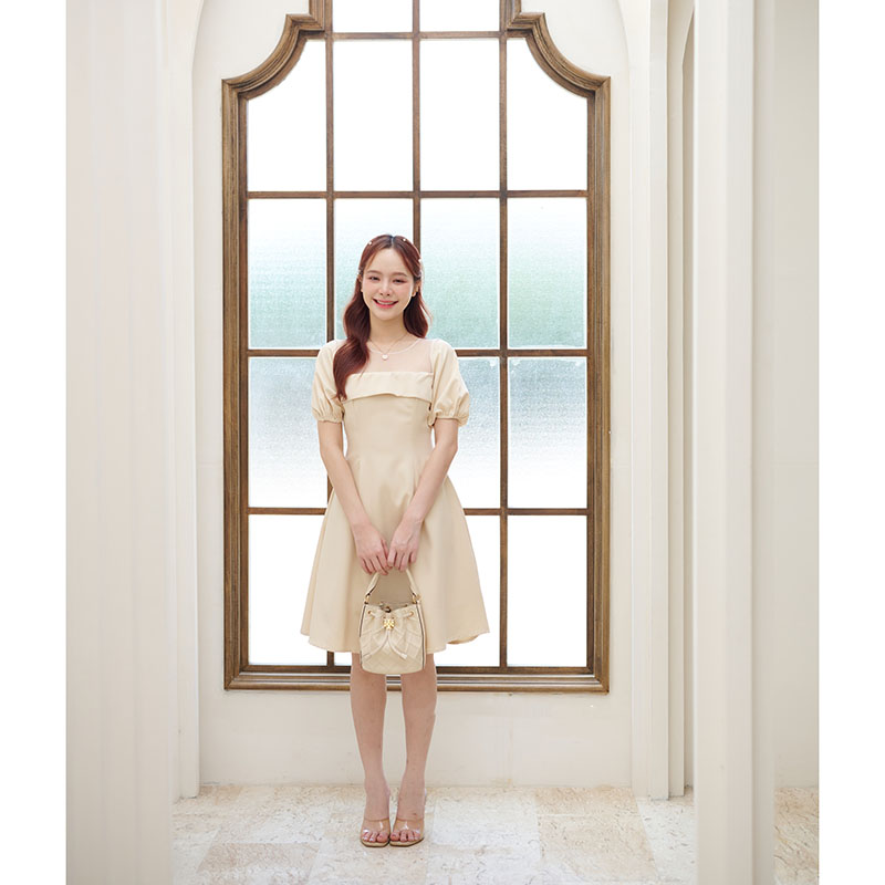 kudapy เดรสสั้นสีชมพู/สีครีม ช่วงเสื้อเป็นคอเหลี่ยมใส่แล้วช่วยให้ดูเพรียว แต่งด้วยผ้าซีทรู ทำให้ดูไม่โป้เกินไป ช่วงอกและเพิ่มดีเทลน่ารักทำคัตติ้งเลเยอร์