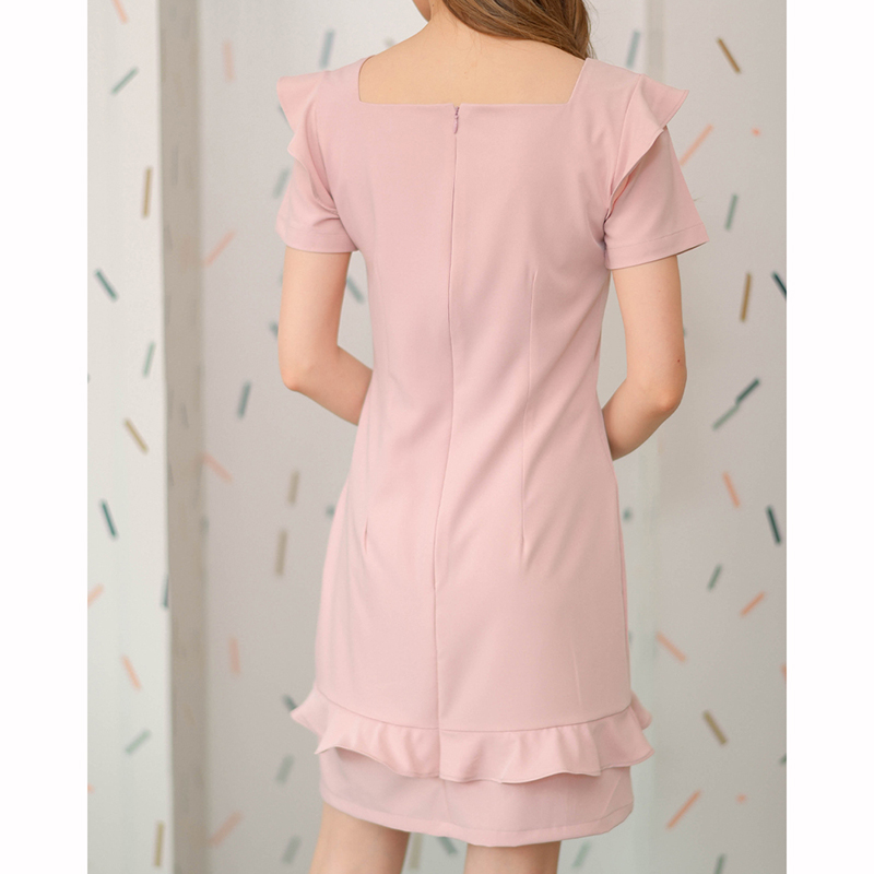 kudapy เดรสสั้นสีส้มอิฐ/สีเขียว/สีเหลือง/สีชมพู คอเหลี่ยม ดีไซน์น่ารัก มีระบายที่รอบแขนและช่วงชายเดรสเพิ่มความหวาน ใส่ง่ายได้หลายโอกาส