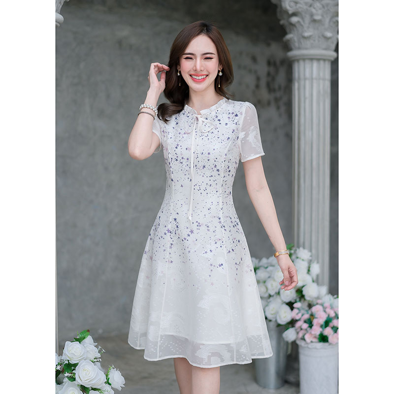 kudapy เดรสั้นสีดำ/สีขาวอมครีม สลายกาแล็กซีดวงดาว เป็นผ้ามีเทคเจอร์นำมาพิมพ์ลาย พิมพ์แบบให้เป็นเชิงช่วงตัว เว้นว่างช่วงปลายกระโปรงทำให้ไม่ดูลายเกินไป