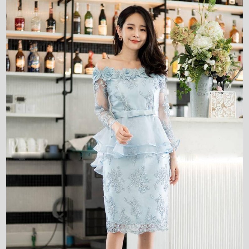 kudapy เดรสสั้นไปงานสีชมพู เดรสปาดไหล่ติดดอกลูกไม้รอบไหล่ เดรสเปิดไหล่ แต่งระบายเอวหน้าสั้นหลังยาว