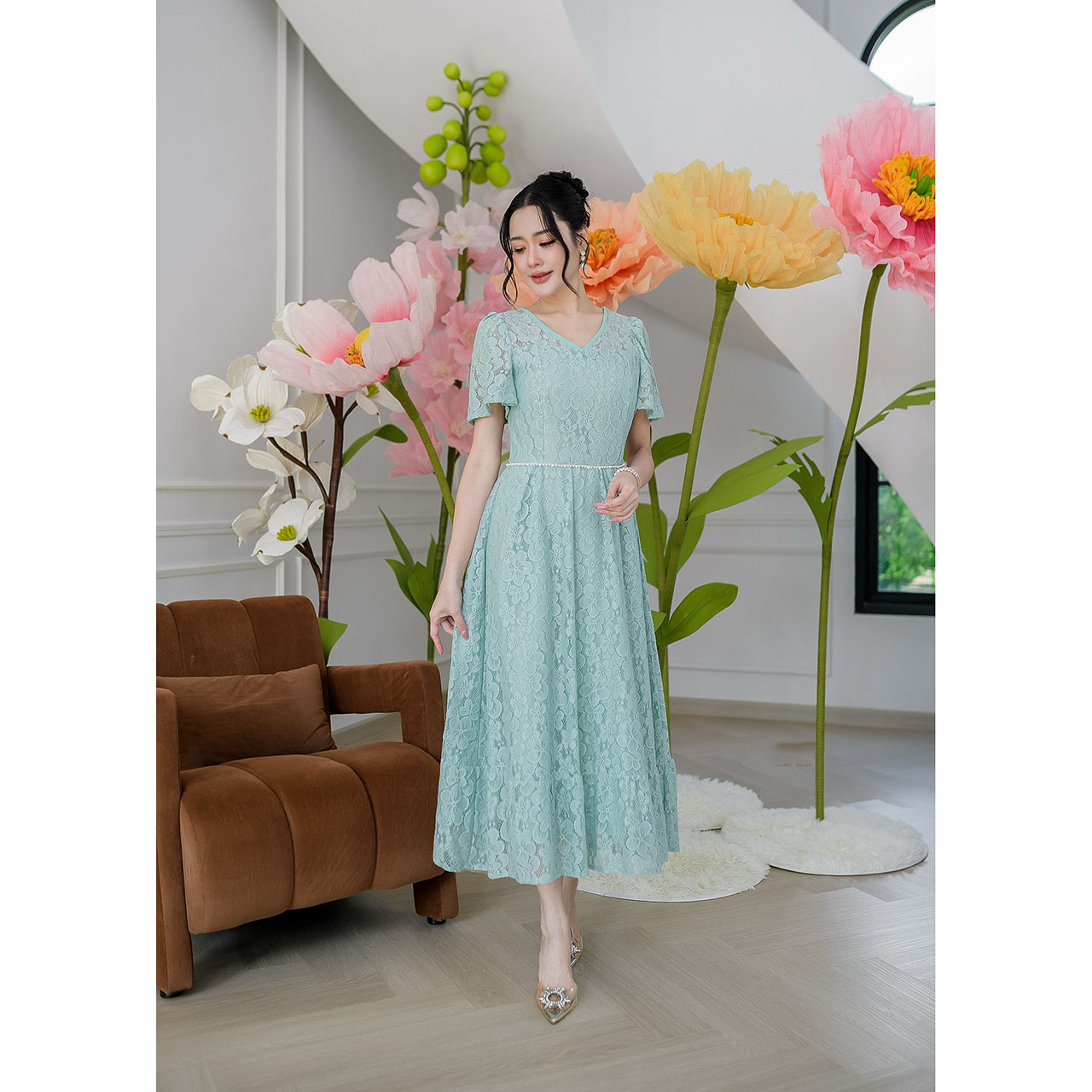 kudapy เดรสยาวผ้าลูกไม้เนื้อนุ่มนิ่ม คอวีแขนสั้นชายกระโปรงแต่งระบาย ช่วงเอวเย็บแต่งประดับมุกรอบเอว เพิ่มความสวยหวาน