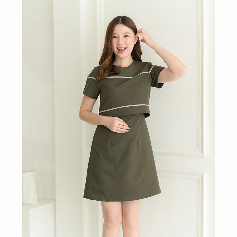 kudapy เดรสสั้นสีเขียวทหาร/สีครีมเข้ม ทรงเอ ดีไซน์น่ารัก ตัดต่อเหมือนใส่แยกชิ้น จริงๆเป็นเดรสชิ้นเดียว ตัวเสื้อเพิ่มกิมมิคเส้นกุ๊นตัดต่อไปถึงช่วงแขน
