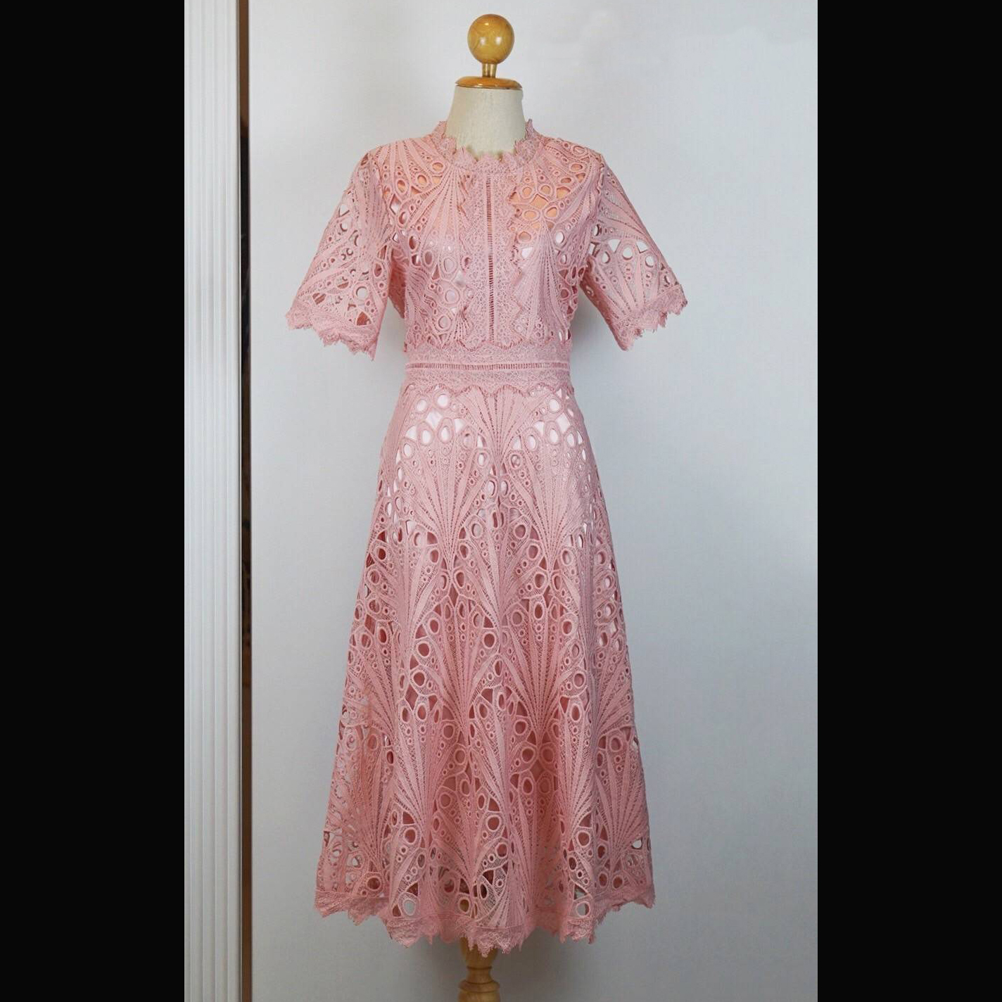 kudapy เดรสลูกไม้ยาว คอวี แขนสั้น ใช้ผ้าลูกไม้เนื้อดีขึ้นลายปักฉลุ ลายแน่นปักชัดลายสวย