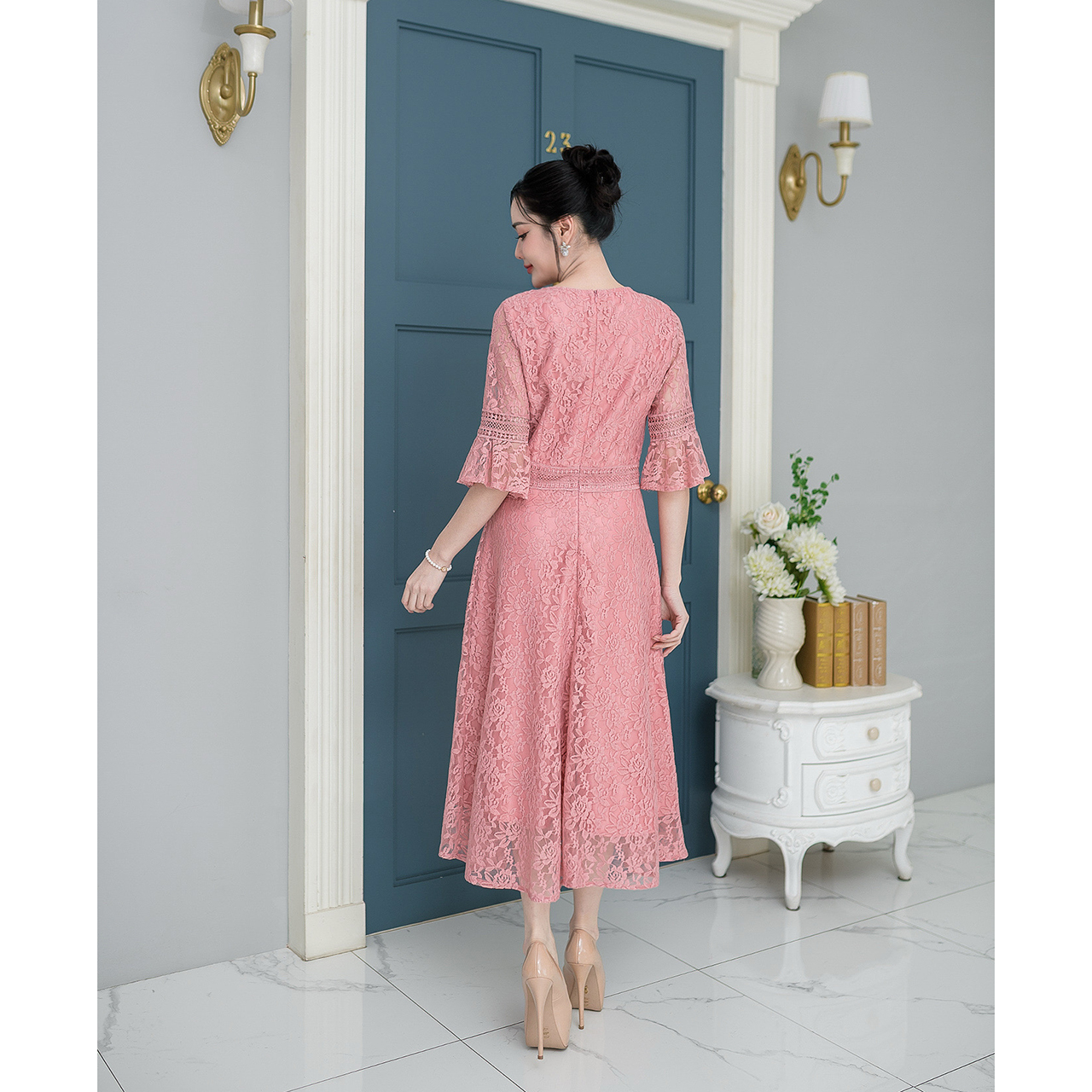 kudapy เดรสยาว ผ้าลูกไม้ลายดอก ดีไซน์แต่งคาดด้วยลูกไม้ช่วงเอว มีซับในทั้งชุด แต่งซิปหลัง