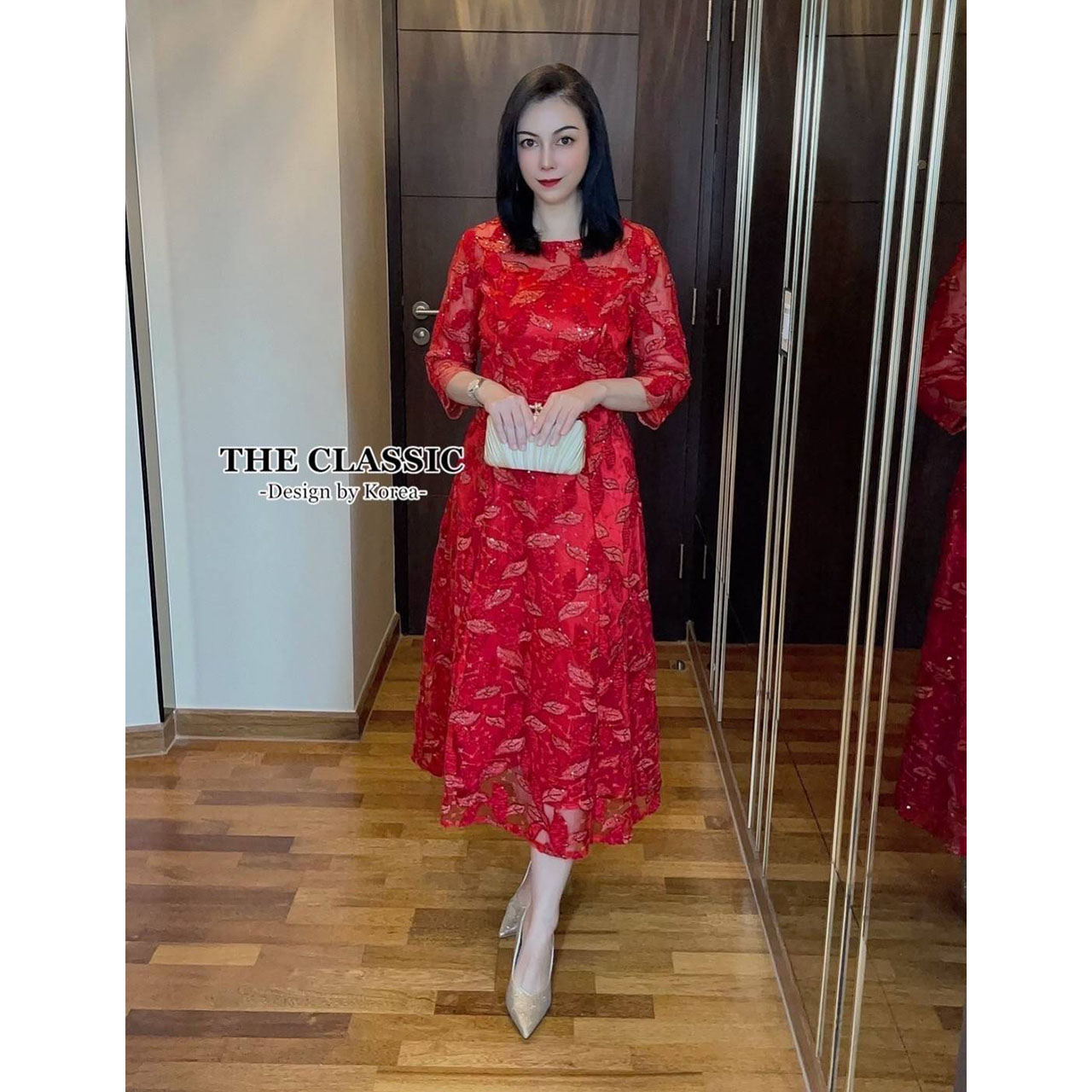 kudapy เดรสยาวออกงานปักเลื่อม ใช้ผ้าเนื้อดีปักลวดลายใบไม้ ปักเพิ่มเติมขอบด้วยเลื่อมเน้นลายชัด