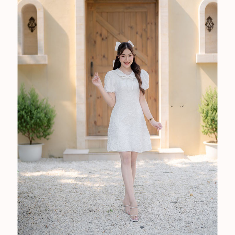 kudapy เดรสสั้นสีน้ำตาล/สีชมพู/สีขาว ทรงเข้ารูปกระโปรงบานผ้าอัดลายดอกนูน คอบัว แขนสม็อค ดีเทลผูกโบว์กลางอก น่ารักมาก