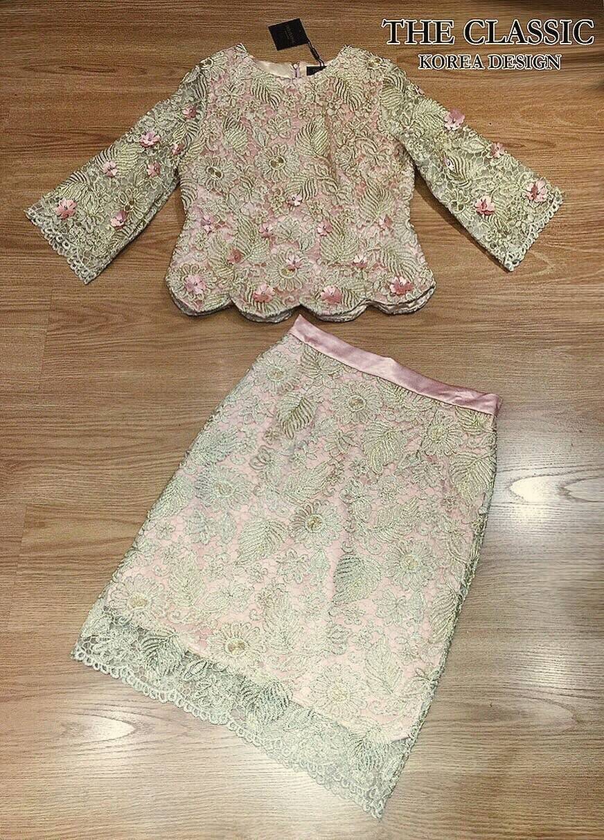 kudapy ชุดเซ็ทดิ้นทอง 2 ชิ้น ใช้ผ้าเนื้อดีปักลวดลายด้วยไหมดิ้นทอง ประดับด้วยดอกไม้ ช่วงล่างกระโปรงแยกชิ้น ทรงสวยเข้ารูป