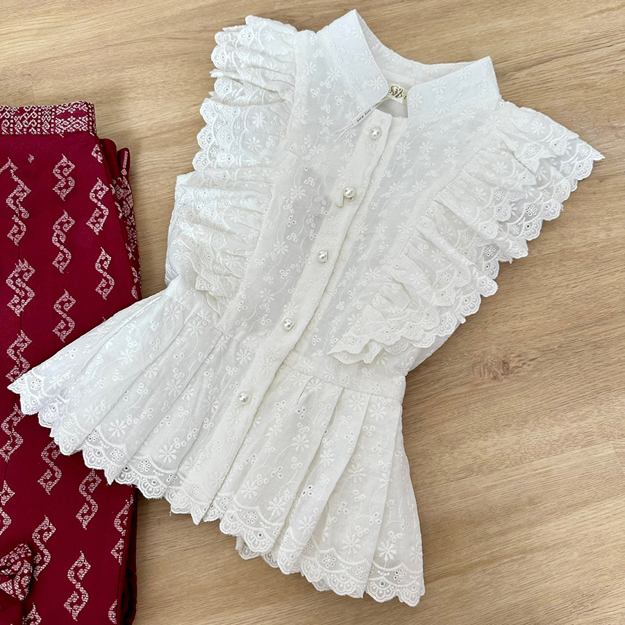 kudapy เสื้อลูกไม้สีขาวแต่งระบายไหล่ แต่งกระดุมหน้า ทิ้งชายเสื้อระบาย พรางหุ่นได้ดีมากค่ะ