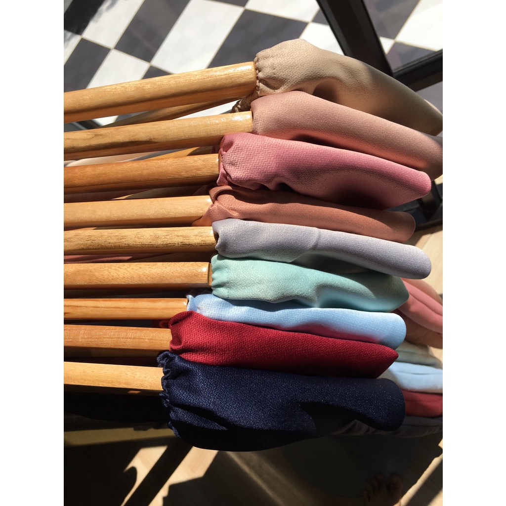 kudapy เดรสราตรีไปงานสีแชมเปญ เดรสสั้นเปิดไหล่ เกาะไหล่ ผ้าซาร่าผ้าเงา